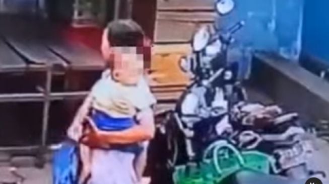 Ibu Muda Sambil Gendong Bayi Curi HP di Dasbor Motor, Tak Tega Lihat Anaknya