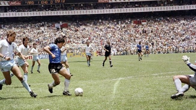 Bola "Tangan Tuhan" Diego Maradona Dilelang Rp 36 Miliar