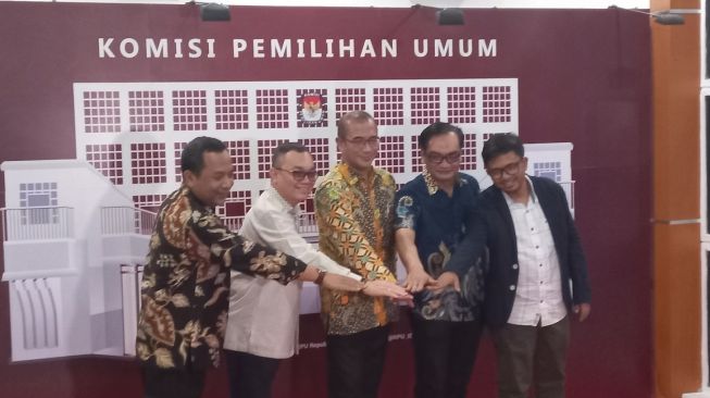 Para Komisioner KPU RI dalam konfensi pers tentang perekrutan badan ad hoc untuk Pemilu 2024 di Jakarta, Kamis (17/11/2022). [Suara.com/Faqih]