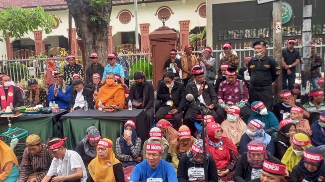 Bakar Menyan Doakan Mas Bechi Bebas, Puluhan Orang Padati PN Surabaya