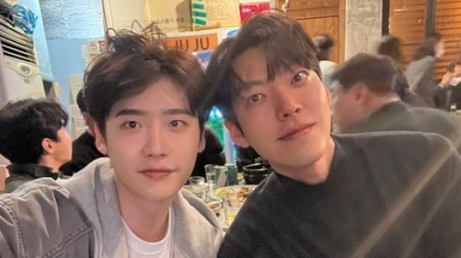 Lee Jong Suk Bikin Gempar Pamer Hangout Bareng Kim Woo Bin