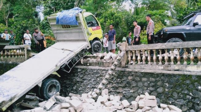 Diduga Tak Kuat Menanjak, Sebuah Truk Terperosok ke Halaman Masjid di Kulon Progo