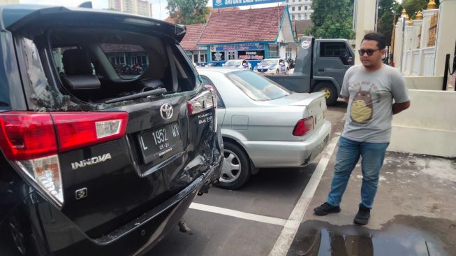 Kecelakaan Beruntun di Solo, Toyota Innova Hantam Motor dan Gerobak Es Potong, 2 Luka-luka