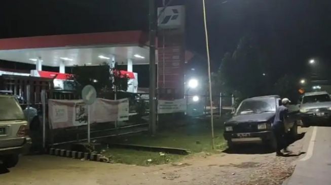 Antrean Kendaraan Mengular di SPBU Pali, Solar Hanya Dijual Malam Hari