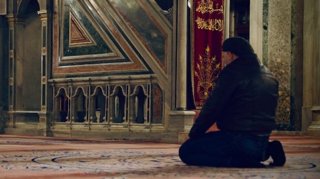 5 Manfaat Sholat Tahajud Lengkap dengan Niat serta Tata Cara Melaksanakannya