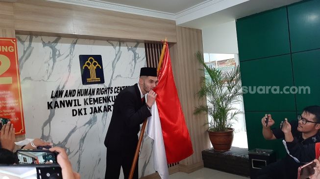 Sandy Walsh usai menjalani sumpah sebagai WNI di gedung Kanwil Kemenkumham, Jakarta, Kamis (17/11/2022). (Suara.com/Adie Prasetyo Nugraha).