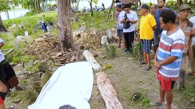 2 Pocong Jenazah Usia Belasan Tahun Keluar dari Dalam Tanah di Bojonegoro