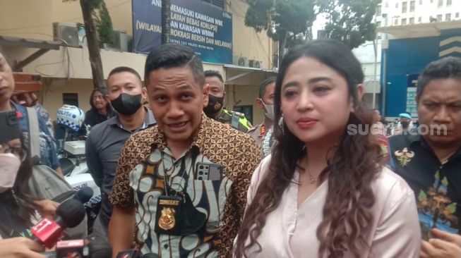 Dewi Perssik bersama Kapolres Depok, Kombes Pol Imran Edwin Siregar. Depe melaporkan seorang perempuan karena tak terima dihina mandul di Polres Depok, Jumat (18/11/2022). [Rena Pangesti/Suara.com]