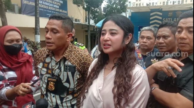 Dewi Perssik bersama pengacara Sandy Arifin dan Kapolres Depok, Kombes Pol Imran Edwin Siregar. Depe melaporkan seorang perempuan karena tak terima dihina mandul di Polres Depok, Jumat (18/11/2022). [Rena Pangesti/Suara.com]