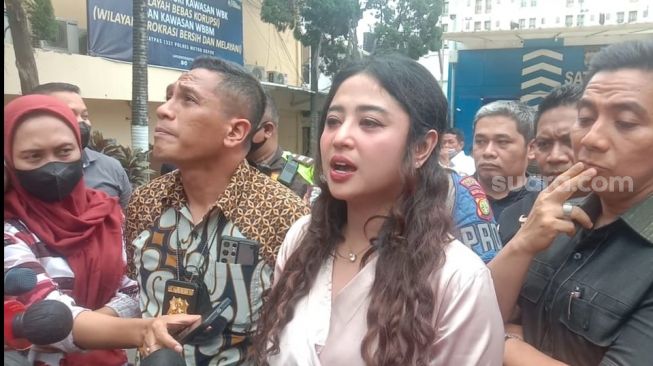 Ibu-Ibu Penghina Dewi Perssik Tak Ditahan Meski Tersangka, Ini Alasan Polisi