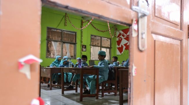 Sejumlah siswa mengikuti kegiatan belajar mengajar di SDN Pondok Cina 1, Depok, Jawa Barat, Jumat (18/11/2022). [ANTARA FOTO/Asprilla Dwi Adha/rwa].