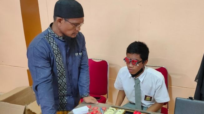 Inalum Sosialisasi Kesehatan Mata dan Bagikan Kacamata Gratis di Sembilan Sekolah