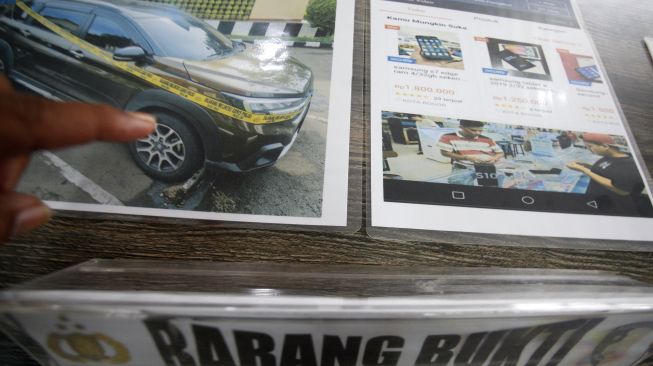 Polisi menunjukkan barana bukti kasus penipuan investasi bodong saat rilis di Polres Bogor, Kabupaten Bogor, Jawa Barat, Jumat (18/11/2022). [ANTARA FOTO/Yulius Satria Wijaya/rwa].