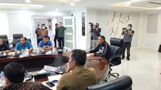 Pertemuan antara Menpora Zainudin Amali dengan direksi PT LIB, dan Exco PSSI, Jumat (18/11/2022). (Suara.com/Adie Prasetyo Nugraha).