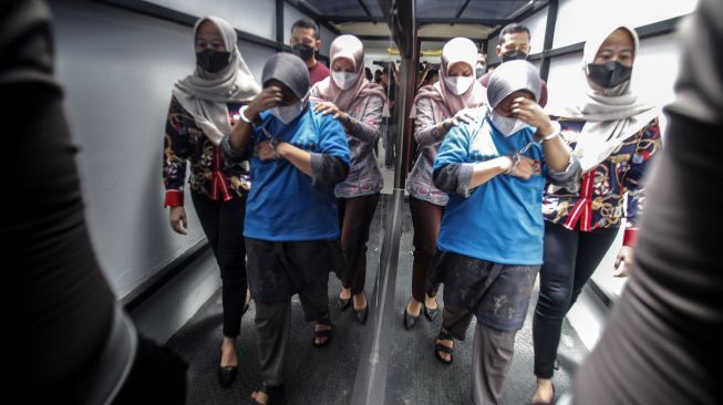 Polisi menggiring tersangka kasus penipuan investasi bodong saat rilis di Polres Bogor, Kabupaten Bogor, Jawa Barat, Jumat (18/11/2022). [ANTARA FOTO/Yulius Satria Wijaya/rwa].