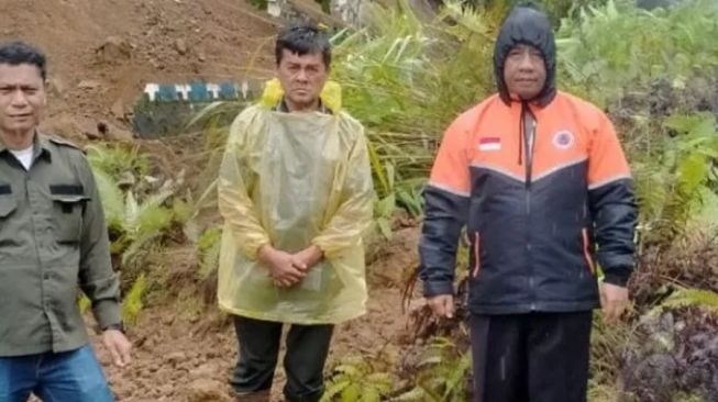 Jalur Lintas Barat Sumut Tertutup Longsor, Jalan Padang Sidempuan-Sibolga Macet Total