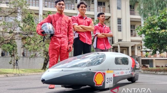 Tim Semar Universitas Gadjah Mada (UGM) berpose dengan Mobil Semar Proto di kawasan Kampus UGM, Yogyakarta, Jumat (18/11/2022) (FOTO ANTARA/Luqman Hakim) 