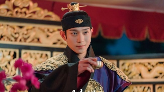 5 Fakta The Forbidden Marriage, Visual Kim Young-Dae sebagai Raja Terpancar