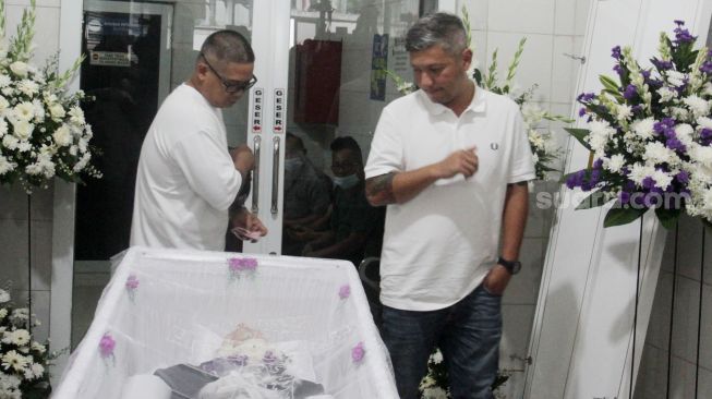 Gading Martin melayat ke rumah duka Rudy Salam, Jakarta, Jumat (18/11). [Suara.com/Oke Atmaja]