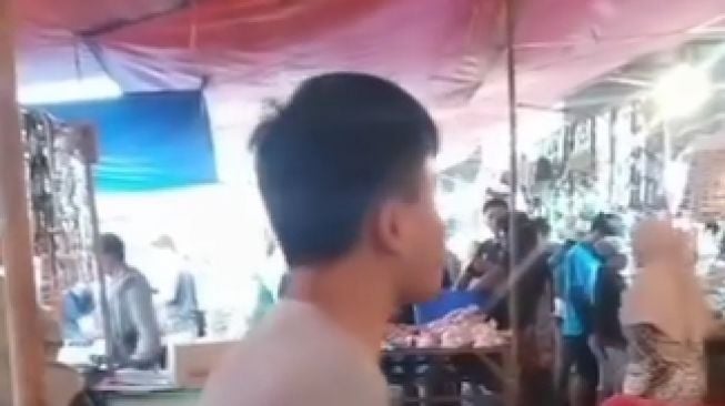 Cara Jualan Pria Ini Beda Dari Yang Lain, Teriak Kencang ke Pembeli Serasa Dibentak