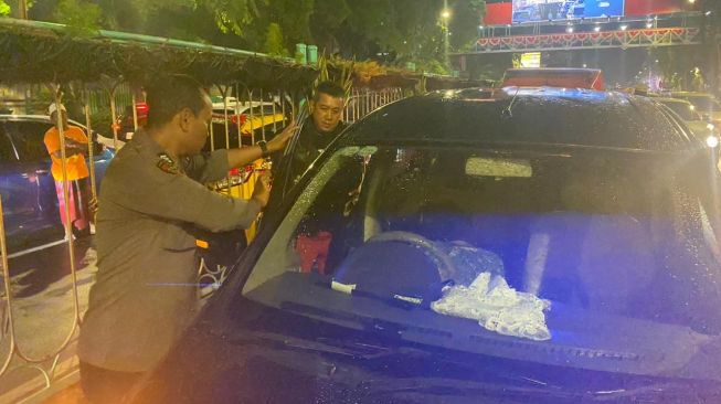 Bambang Meninggal Dalam Mobil, Diduga Stres Terjebak Macet Akibat Demo Buruh Surabaya