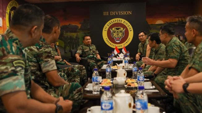 Kunjungi Pejabat Militer Singapura, KSAD Harap Kerja Sama Pertahanan Kedua Negara Bisa Ditingkatkan