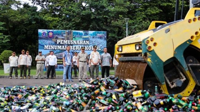 Pemprov DKI Jakarta Musnahkan 14.447 Botol Minuman Keras