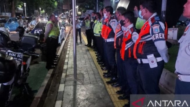 Petugas Gabungan siap patroli penertiban di kawasan Jakarta Selatan [ANTARA/HO]