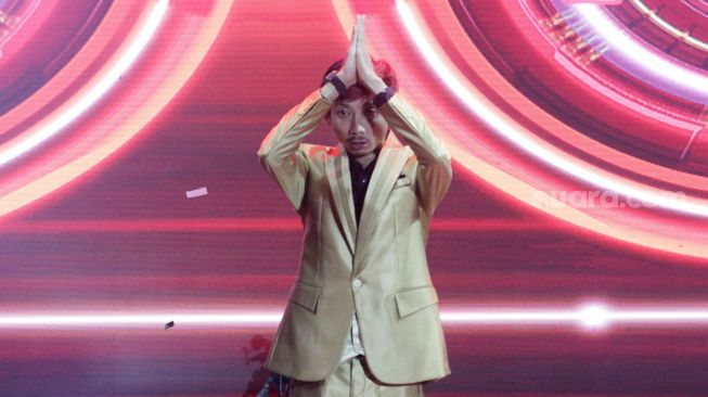 Yono Bakrie memberi salam ke penonton setelah dirinya dinobatkan menjadi juara Suci X 2022 di Balai Sarbini, Jakarta, Rabu (9/11).  [Suara.com/Oke Atmaja]