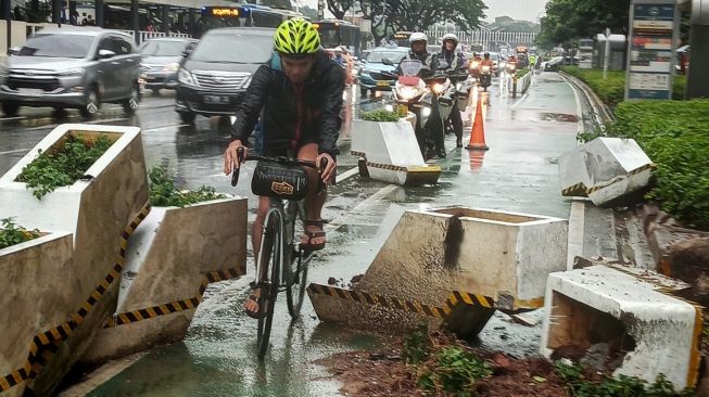 Brakk! Pembatas Jalur Sepeda di Sudirman Berserakan Ditabrak Fortuner