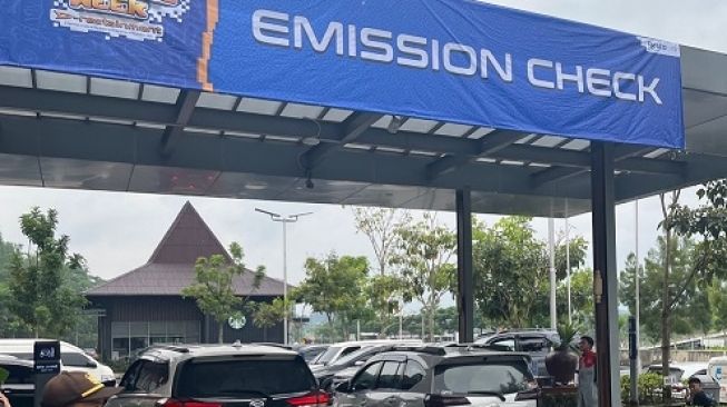 Pengunjung bisa melakukan uji emisi di rest area Km 456 Salatiga bersama PT Astra Daihatsu Motor [PT ADM].