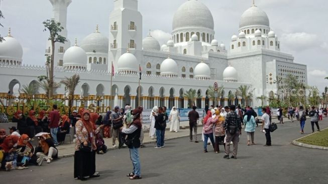 Masjid Raya Sheikh Zayed Solo Siapkan 6.000 Takjil per hari Selama Bulan Ramadan, Kurma Didatangkan dari UEA