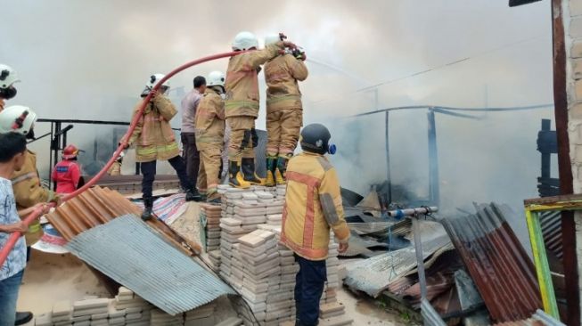 Pemukiman Dekat Bioskop Lama Lok Tuan Terbakar, 5 Unit Mobil Pemadam Diturunkan