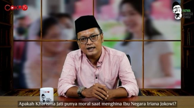 Guntur Romli menanggapi permintaan maaf Kharisma Jati terkait cuitan yang dianggap merendahkan Iriana Jokowi. (YouTube/COKRO TV)