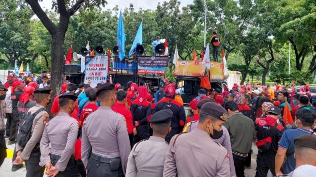 Elemen buruh menggelar demo meminta kenaikan UMP DKI Jakarta 2023 sebesar 13 persen dalam aksi di depan Balai Kota, Jumat (18/11/2022). [Suara.com/Fakhri Fuadi Muflih]