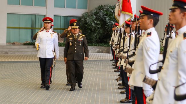 Kepala Staf Angkatan Darat (KSAD) Jenderal Dudung Abdurachman melakukan  kunjungan kehormatan ke Pejabat Pertahanan, Angkatan Bersenjata dan Angkatan Darat Singapura. Jumat, (18/11/2022). (Dispenad)