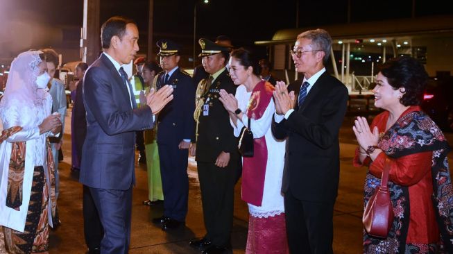 Presiden Joko Widodo atau Jokowi dan Iriana Jokowi bertolak kembali ke Tanah Air usai menghadiri KTT APEC di Bangkok, Thailand, Jumat (18/11/2022). (Rusman - Biro Pers Sekretariat Presiden)