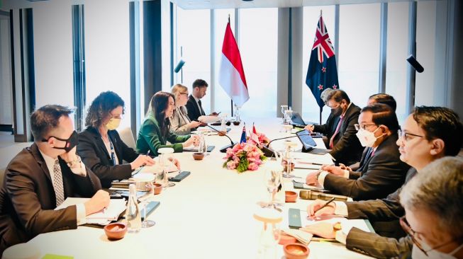 Presiden Joko Widodo atau Jokowi melakukan pertemuan bilateral dengan Perdana Menteri Selandia Baru Jacinda Ardern di Hotel Kimpton Maa-Lai, Bangkok, Jumat (18/11/2022).  Laily Rachev - Biro Pers Sekretariat Presiden