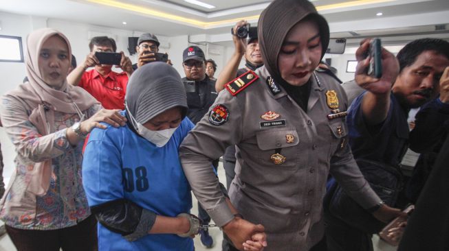 Polisi menggiring tersangka kasus penipuan investasi bodong saat rilis di Polres Bogor, Kabupaten Bogor, Jawa Barat, Jumat (18/11/2022). [ANTARA FOTO/Yulius Satria Wijaya/rwa].