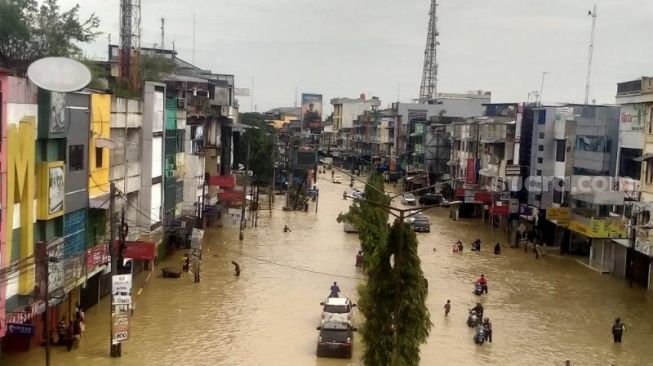 1.699 Rumah Warga Medan Direndam Banjir, 238 Orang Dievakuasi Pakai Perahu Karet