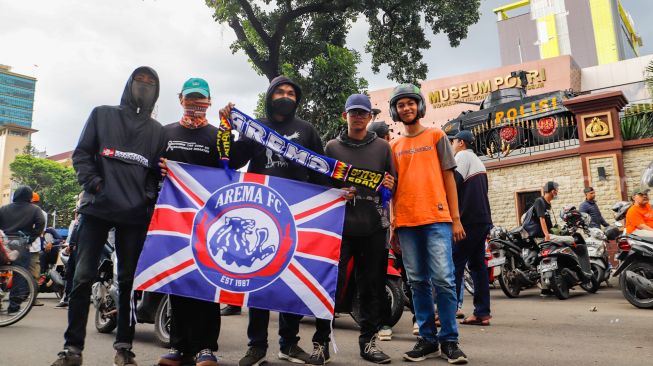 Keluarga Korban Tragedi Kanjuruhan bersama suporter Arema FC saat menggelar aksi unjuk rasa di depan Mabes Polri, Jakarta Selatan, Sabtu (19/11/2022). [Suara.com/Alfian Winanto]