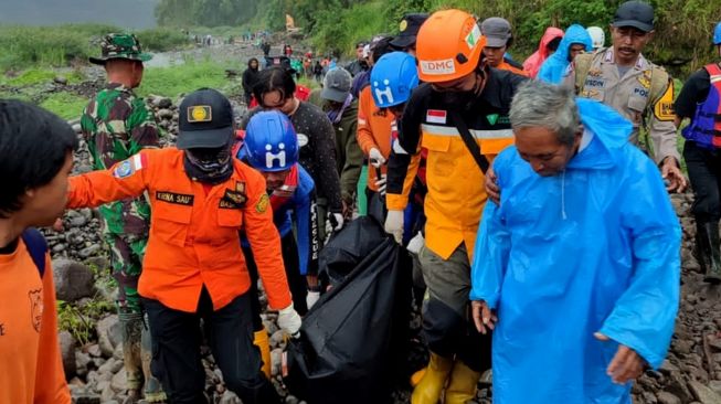 Sejumlah petugas SAR gabungan mengangkat kantung jenazah korban tanah longsor yang terjadi di Desa Lonjoboko, Kabupaten Gowa, Sulawesi Selatan, Jumat (18/11/2022). [ANTARA FOTO/BASARNAS]