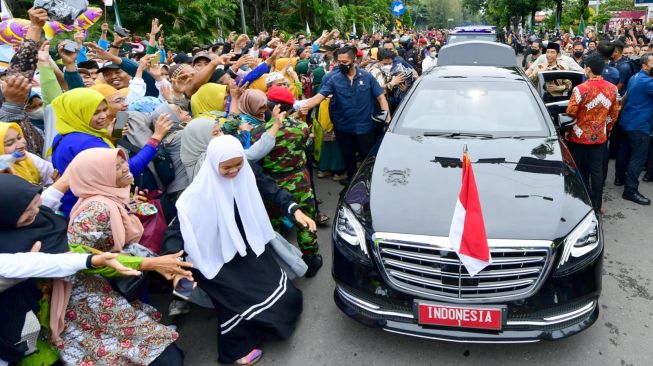 Mobil Presiden Joko Widodo (Jokowi) membuka perhelatan Muktamar Ke-48 Muhammadiyah dan Aisyiyah di Stadion Manahan Solo, Jawa Tengah, Sabtu (19/11/2022). [Foto: Muchlis Jr - Biro Pers Sekretariat Presiden]