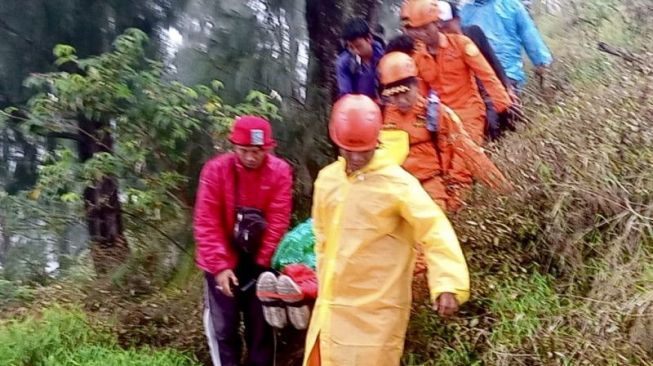 Jenazah Pendaki Asal Amerika Berhasil Dievakuasi Tim SAR Dari Gunung Agung