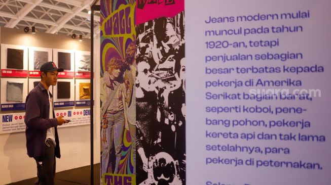 Pengunjung melihat produk-produk denim yang dipajang dalam pameran Wall of Fades di Pondok Indah Mall (PIM) 3, Jakarta Selatan, Sabtu (19/11/2022). [Suara.com/Alfian Winanto]