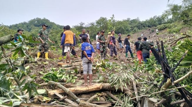 Tebing 100 Meter Longsor di Gunungkidul, 2 Orang Dinyatakan Hilang, 4 Rumah Tertimbun