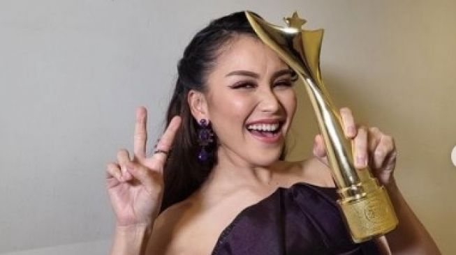 Ayu Ting Ting pamer piala Anugerah Dangdut Indonesia. [Instagram/@ayutingting92]