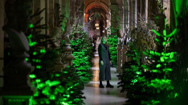 Seorang anggota staf mengagumi pajangan Natal di Castle Howard, Malton, Inggris, Jumat (11/11/2022). [OLI SCARFF/AFP]
