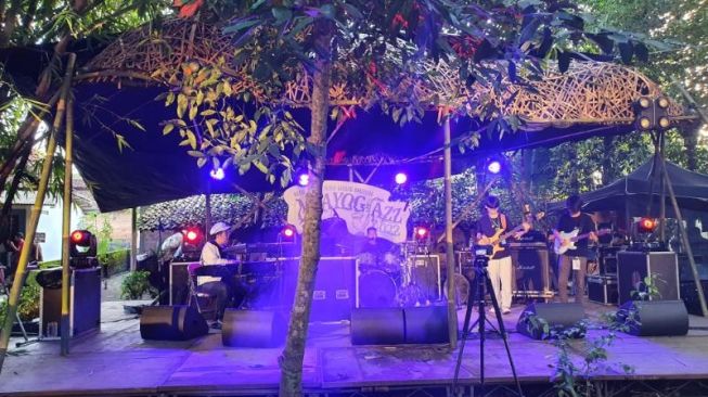 Ngayogjazz 2022 yang diselenggarakan di Padukuhan Cibuk Kidul, Kalurahan Margoluwih, Kapanewon Seyegan, Kabupaten Sleman, Sabtu (19/11/2022). [Suarajogja.id / Hiskia Andika Weadcaksana]