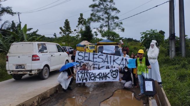 Protes Proyek Mangkrak, Mahasiswa Rumpin Photoshoot di Jalan Rusak